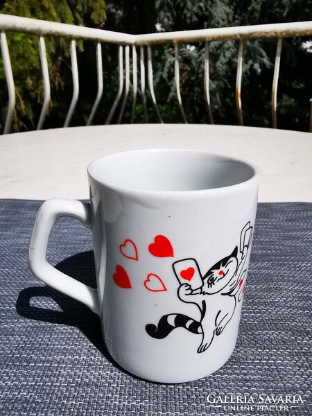 A cat in love, Zsolnay mug