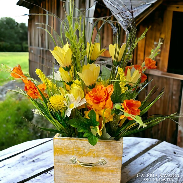 Lynette sunny flower pot