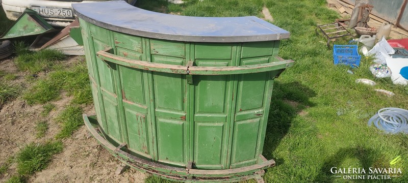 Retro semi-circular pub counter