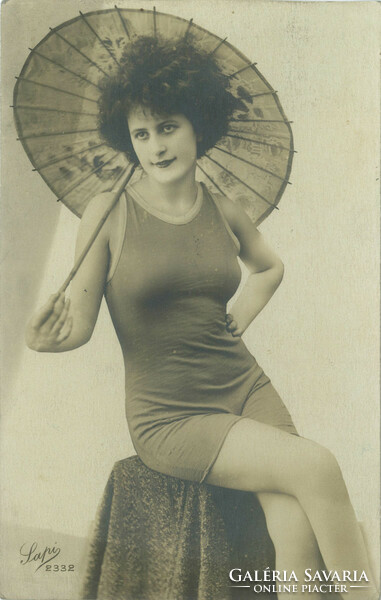 1928 – Fiatal nő egészalakos fotója Siófokról, korabeli, elegáns fürdőruhában, napernyővel. Eredeti