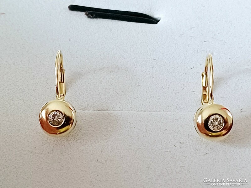 Button yellow gold earrings with glasses