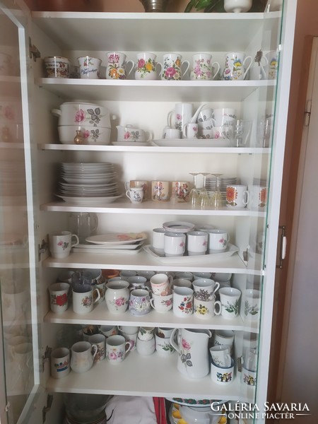 Modern vitrines szekrény üres állapotban porcelán réz fogóval