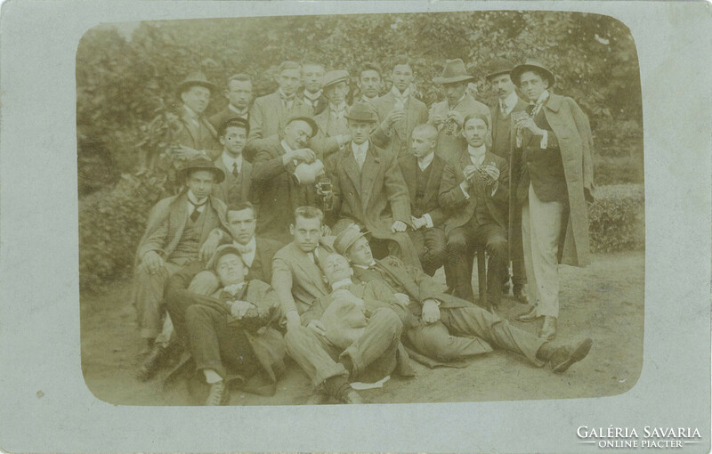1910 – Arad. Baráti társaság csoportképe férfiakról. Képeslap, fotólap.