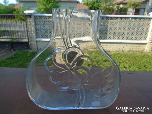 Kosta Boda Bertil Vallien  váza domború motívummal nagyobb méretben 19,5 x 8 cm körmérete 50 cm