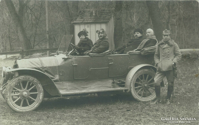 1910-es évek. Baden. Előkelő társaság autós kiránduláson.
