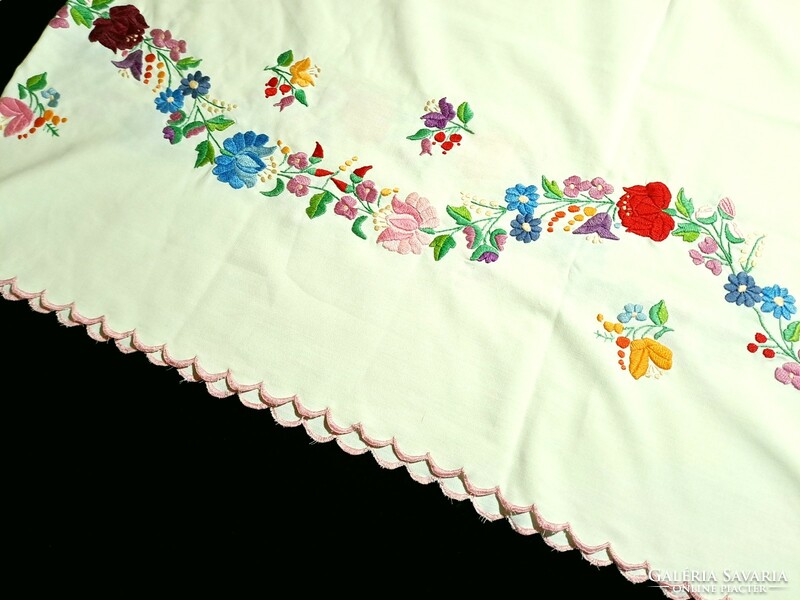 Drapery embroidered with a Kalocsa pattern, 195 x 54 cm, cream color