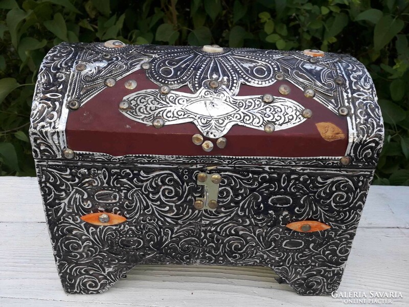 Treasure chest, jewelry box.
