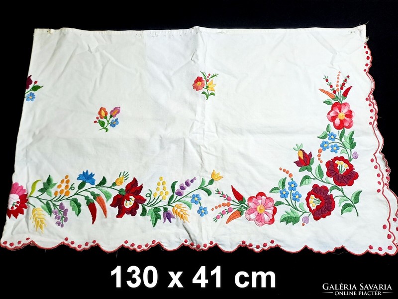 Kalocsai mintával hímzett drapéria 130 x 41 cm