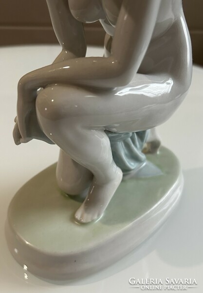 Zsolnay térdelő női akt porcelán szobor