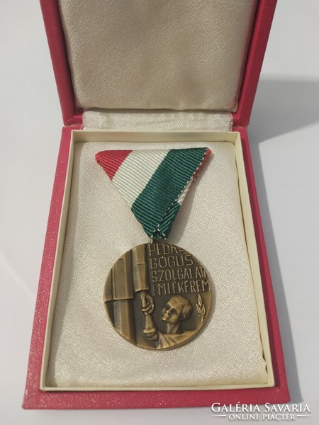 Teacher's service commemorative medal in its own box in beautiful, flawless condition