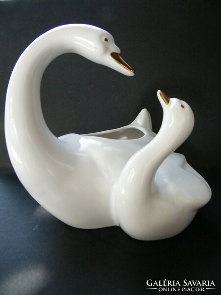 Hattyúkat formázó porcelán kaspó