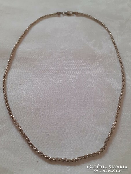 Short silver chain with an interesting pattern