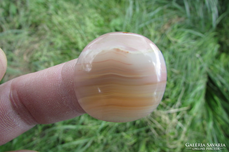 An agate cabochon made with unique craftsmanship.