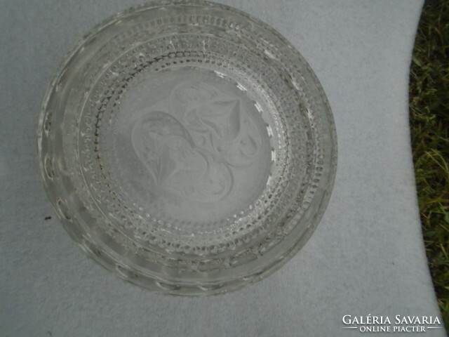 A circle made of crystal glass with Kosta&boda sommerso technology has a tulip pattern or more ornaments