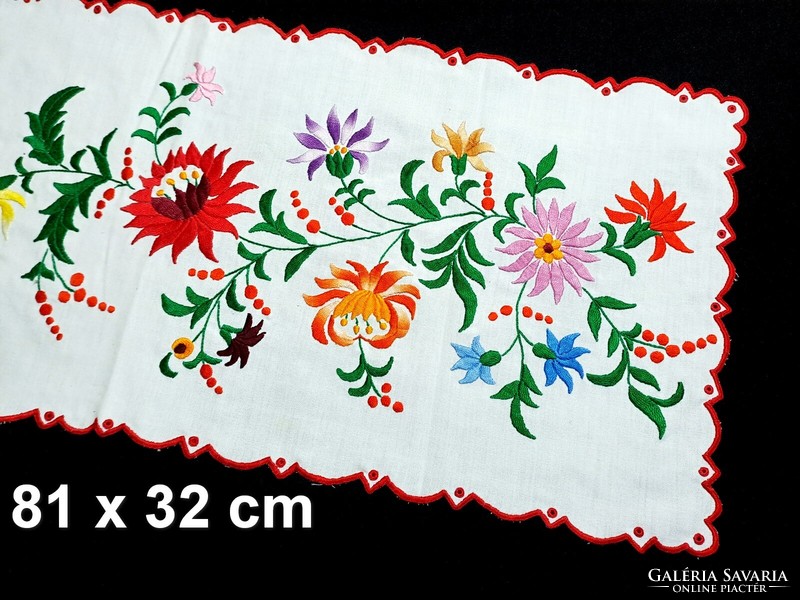 Virág mintával hímzett terítő, futó, 81 x 32 cm