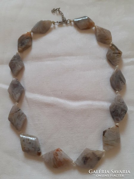 Very nice agate necklace made of diamond-shaped eyes