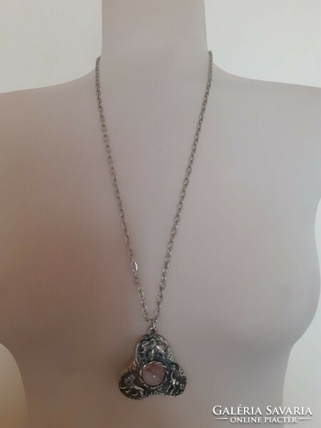 Retro silver-colored necklace with an elephant pendant (with a mineral stone?)