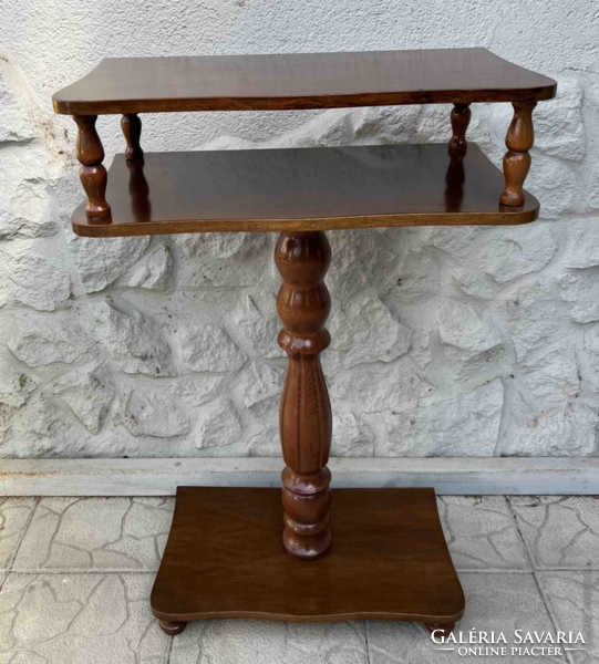 Antik stílusú  téglalap alakú polcos konzolasztal