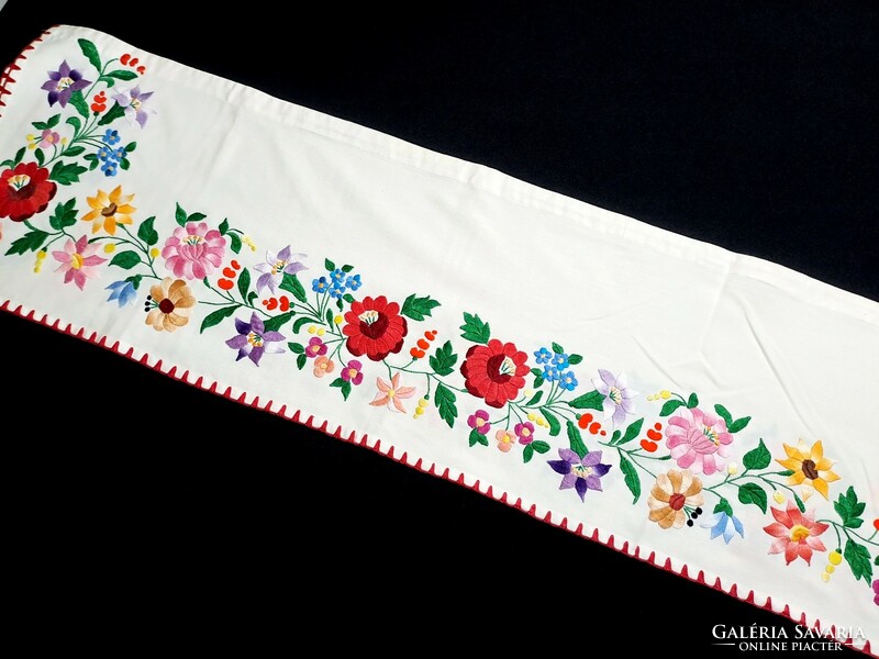Upper part of drapery embroidered with Kalocsa pattern 202 x 31 cm