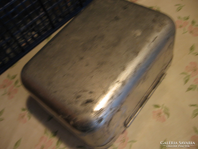 Retro alumínium mentő doboz a benne talált holmikkal
