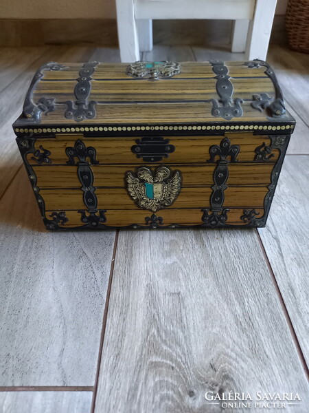 Great old steel treasure chest (24x16x15 cm)
