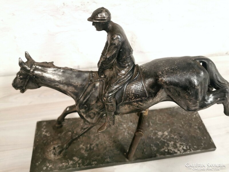 Statue of Fritz Diller, jockey on his horse (1911).