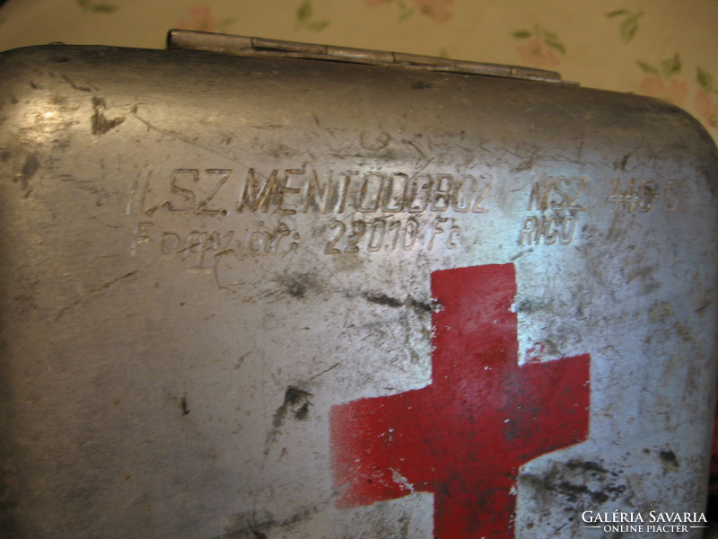 Retro alumínium mentő doboz a benne talált holmikkal