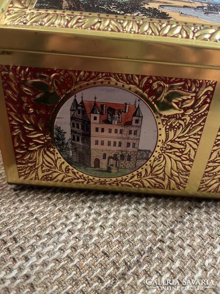 A fabulous, box-shaped Schmidt Nuremberg gingerbread box in very good condition!