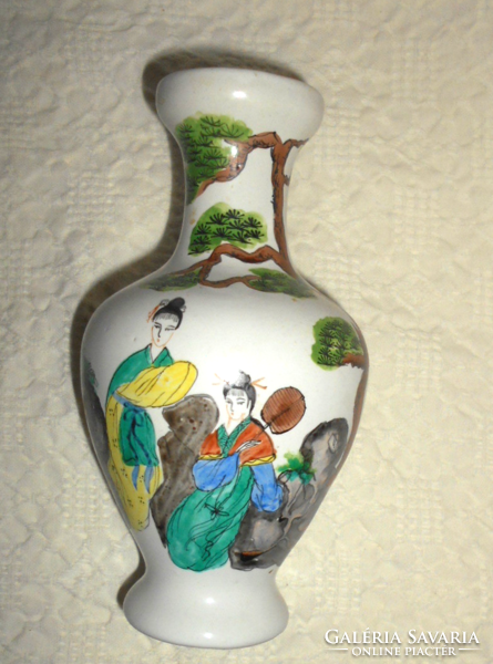 Chinese hand-painted scene vase 16 cm