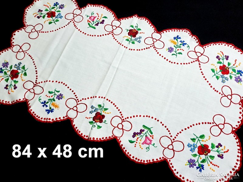 Very nice 3-piece set embroidered with a Kalocsa pattern, 2 large tablecloths and a runner