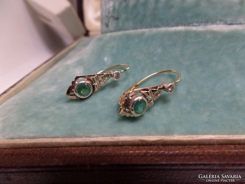 Art deco antik arany fülbevaló pár smaragdokkal és brillekkel