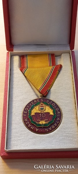 A haza fegyveres szolgálatában 10 éves kitüntetés, szalagsávval