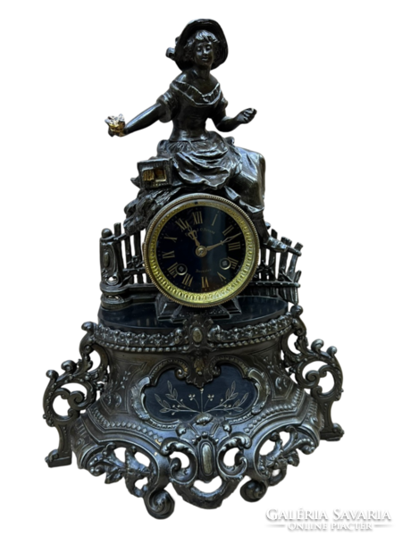 Antique French sculptural mantel clock from Deventer