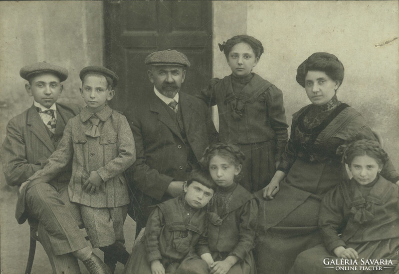1890-es évek. Családi felvétal egy hat gyerekes családról. Haber Henrik, fényképészeti műterme, Szom