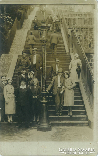 1931 – Paris. Casual street group photo. Photo sheet, postcard.