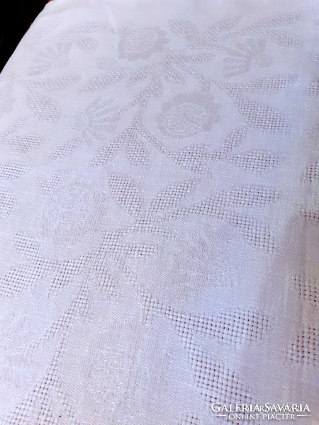 Csodaszép azsúrozott  damaszt asztalterítő.. 154x135 cm