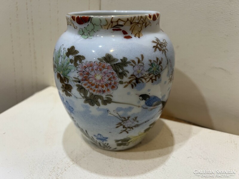 Arita japán porcelán váza, 14 x 12 cm-es nagyságú, kézzel festett.4583