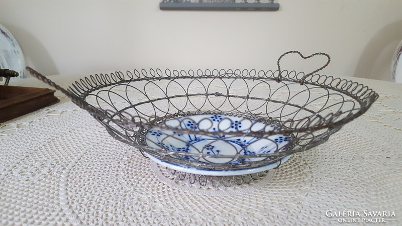 Round wire basket with a Sarreguemines porcelain plate in the middle