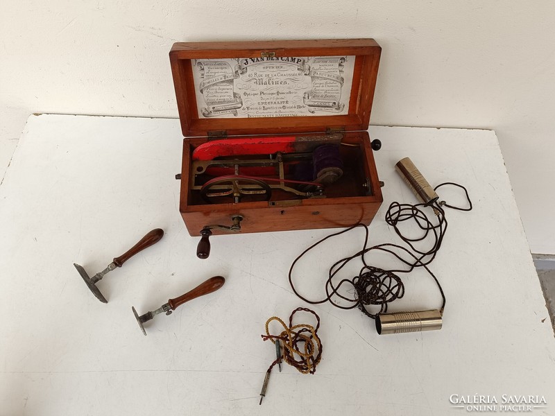 Antik orvosi eszköz sokkoló ideggyógyász elme orvos szerszám dobozában pszichiáter 710 8682