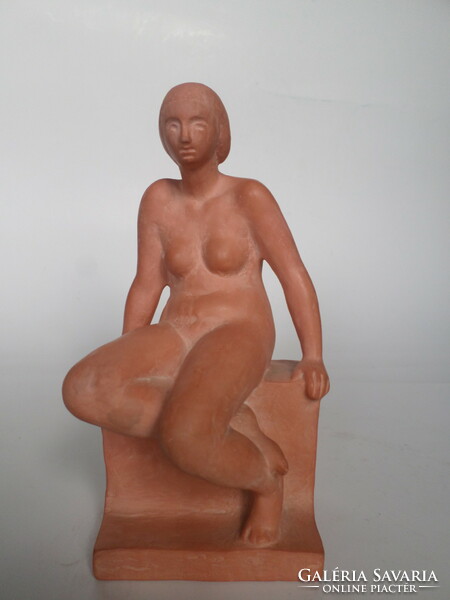 Tamás Varga: seated female nude