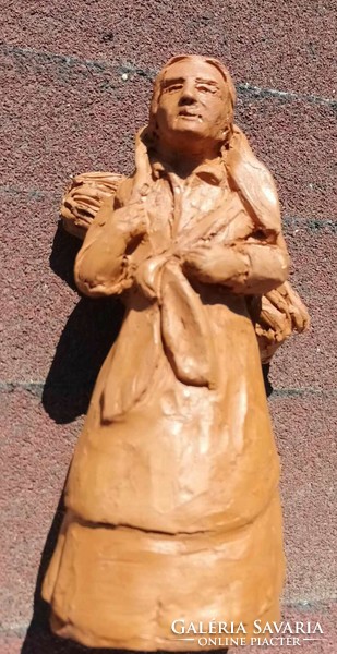 Rőzsehordó terrakotta kerámia figura