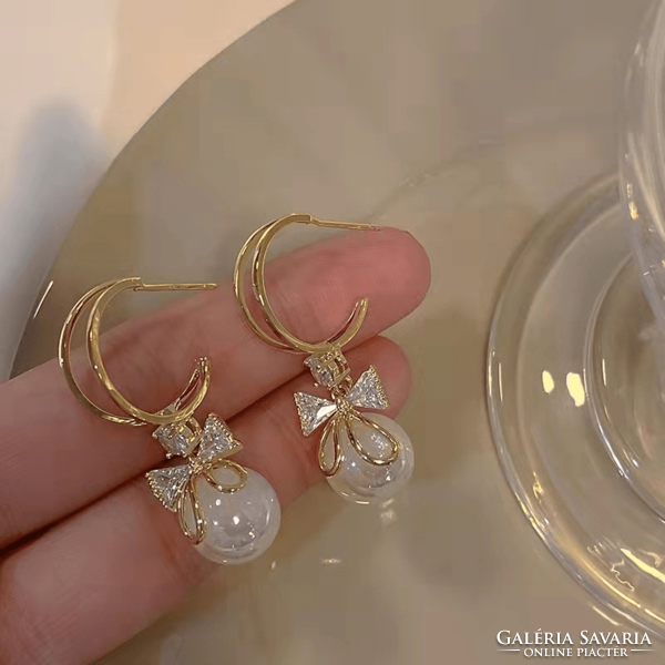 Pale yellow gold earrings, decorated with pearls and crystal stones. Beautiful plug-in jewelry.