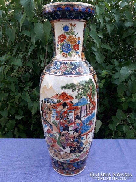 7 Pcs. An impressive vase.