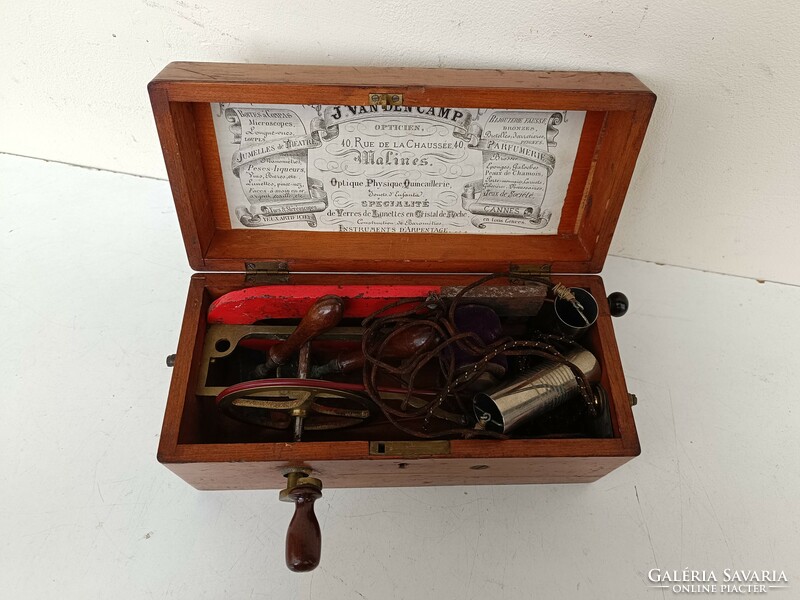 Antik orvosi eszköz sokkoló ideggyógyász elme orvos szerszám dobozában pszichiáter 710 8682