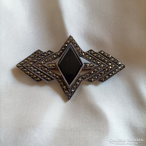 Art deco silver brooch with onyx and marcasite.