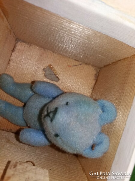 Antik SONNEBERGER apró játék kék mikroplüss maci medve fa tartójával EXTRÉM RITKA a képek szerint