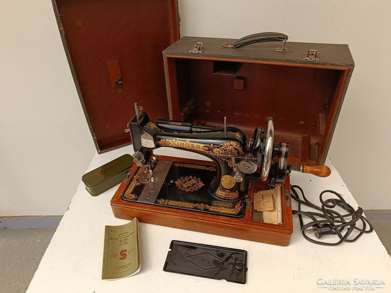 Antique sewing machine singer collector's item in sewing machine box 790 8732