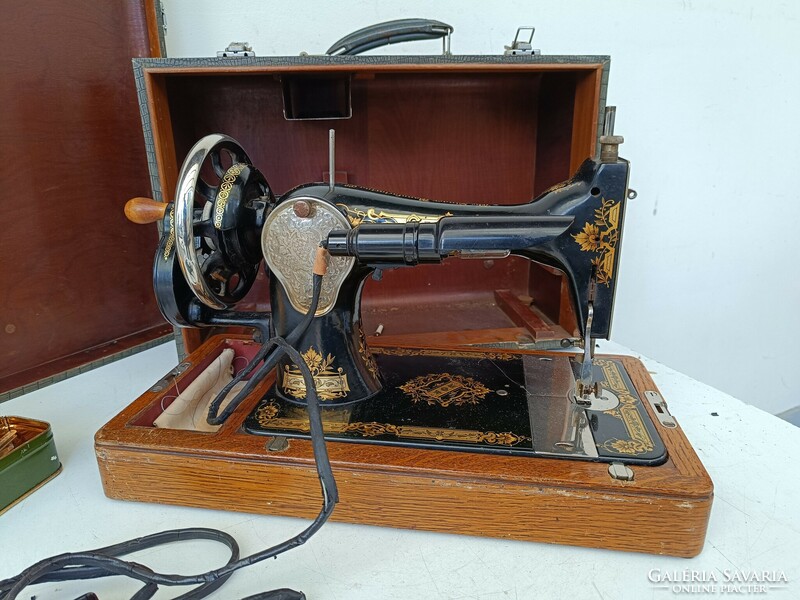 Antique sewing machine singer collector's item in sewing machine box 790 8732