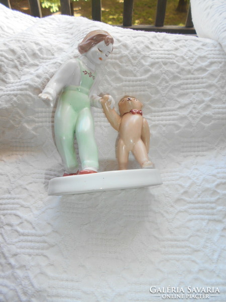 Aquincumi porcelán,mackóval sátáló kislány.