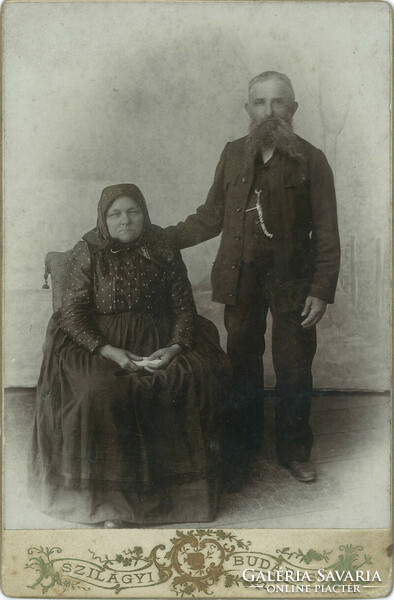 Idős házaspárról készült kabinetfotó, az 1900-as évek elejéről.